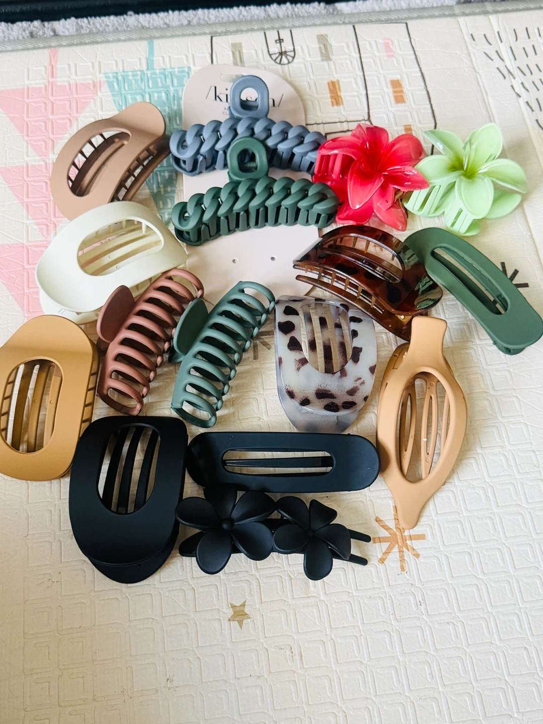 Assorted Claw Clips & Hair Accessories - photo 2