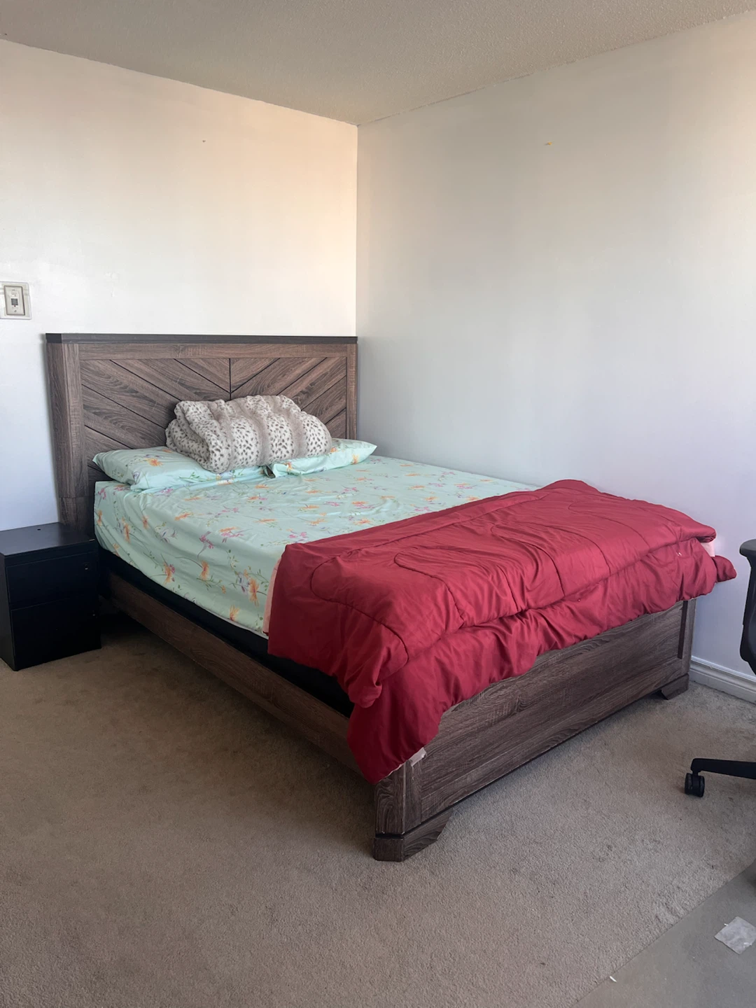Bed frame and box, Night Stand and Dresser - photo 3