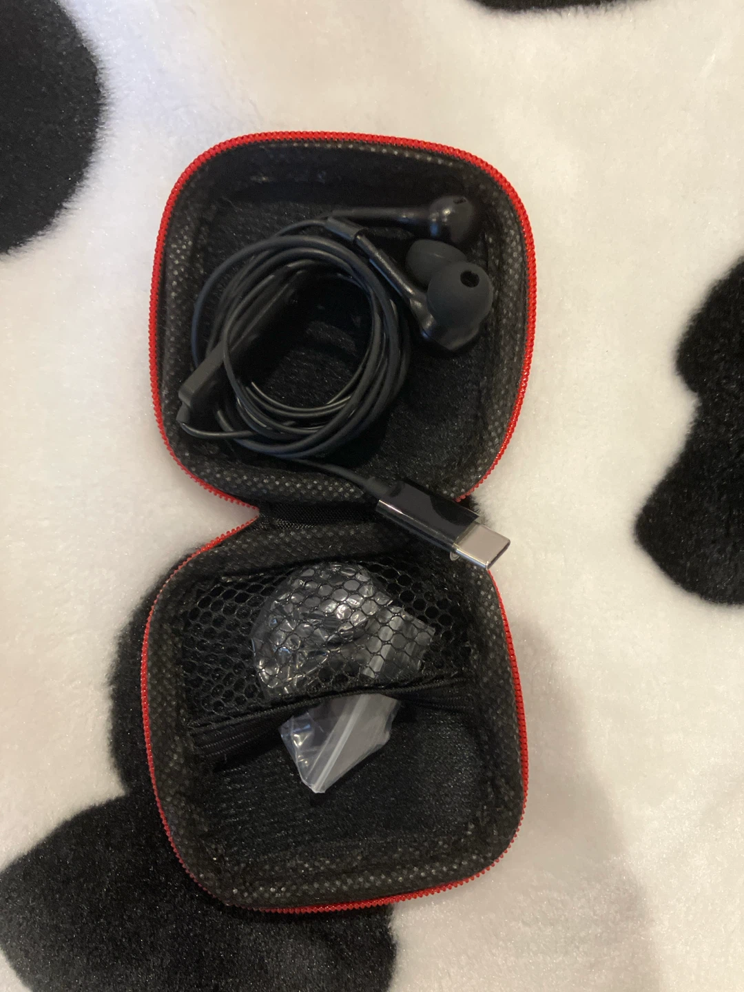 Black USB-C Earbuds with Case - photo 5