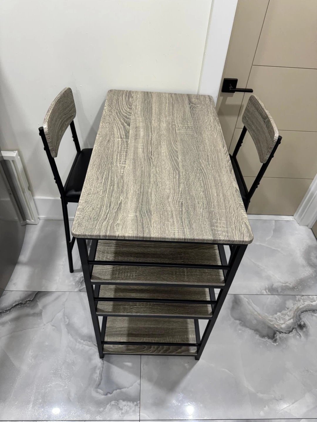 Beautiful dinner table bar with 2 chairs !!!