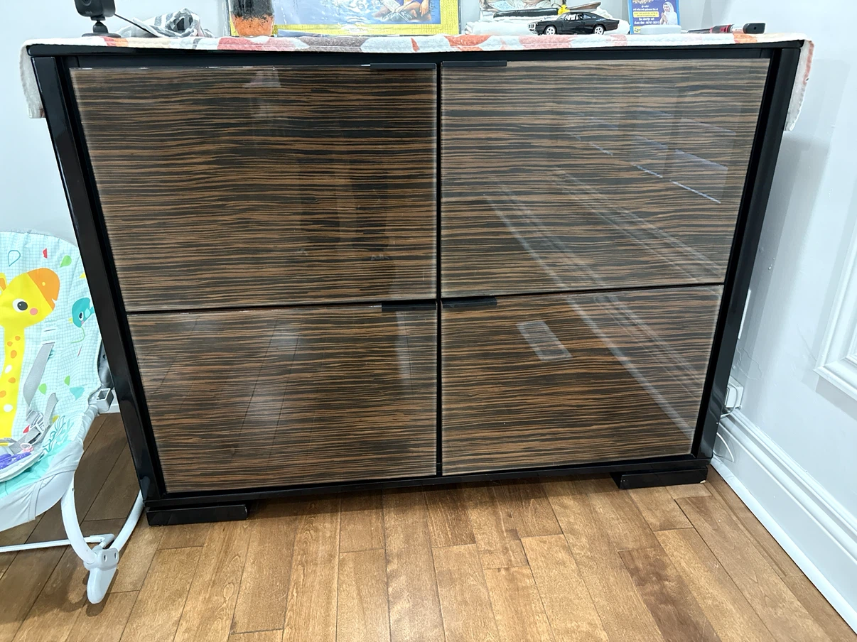 Cabinet with 4 doors