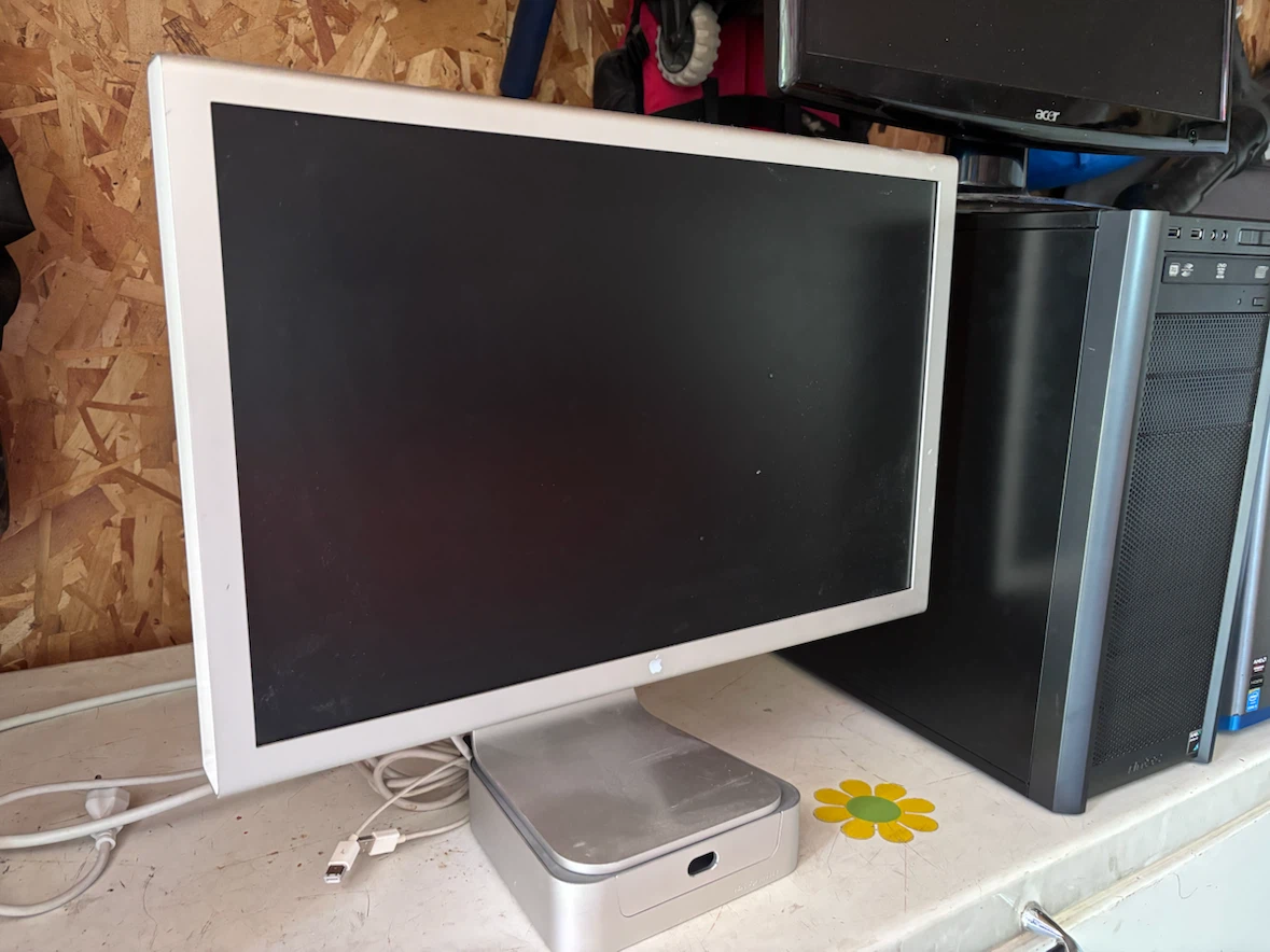 2 Monitors and 2 computer cases - photo 2