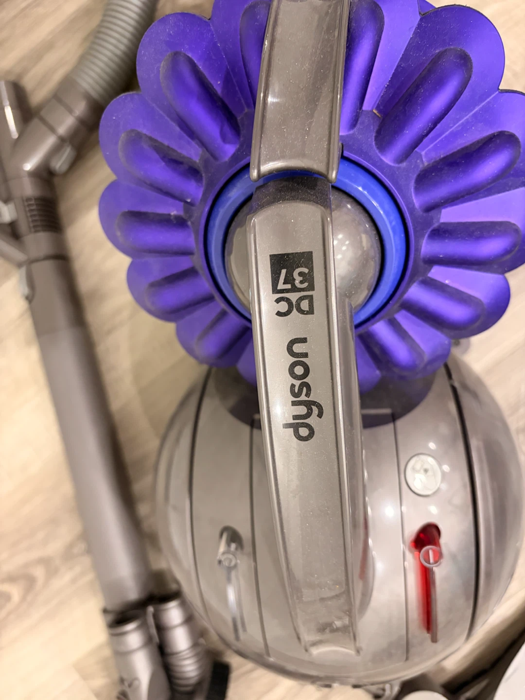LIKE NEW Dyson DC37 Vacuum Cleaner (corded) - photo 3