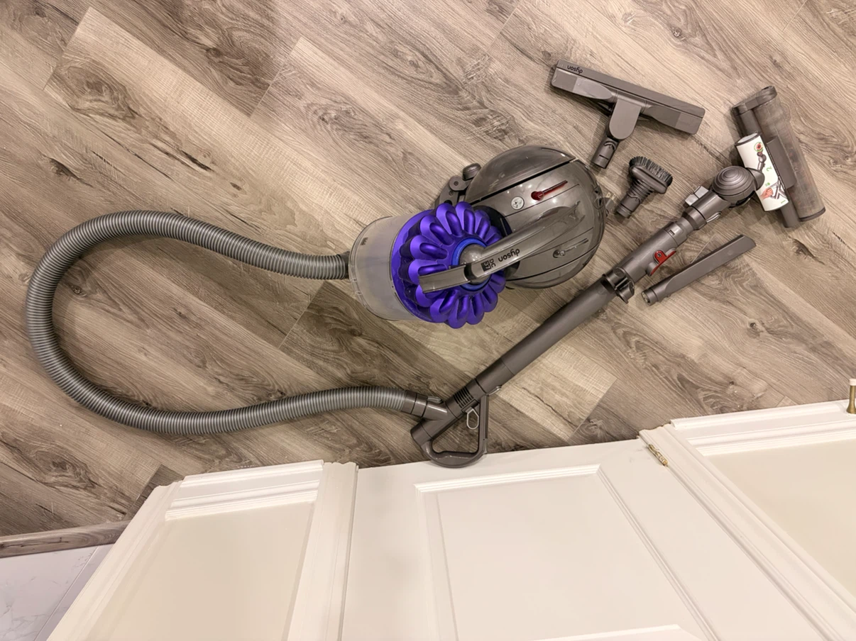 LIKE NEW Dyson DC37 Vacuum Cleaner (corded) - photo 4