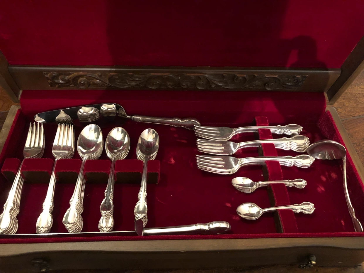 1847 Rogers bros Silverware 91 piece set - photo 2