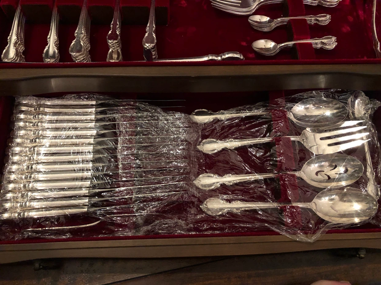 1847 Rogers bros Silverware 91 piece set - photo 4