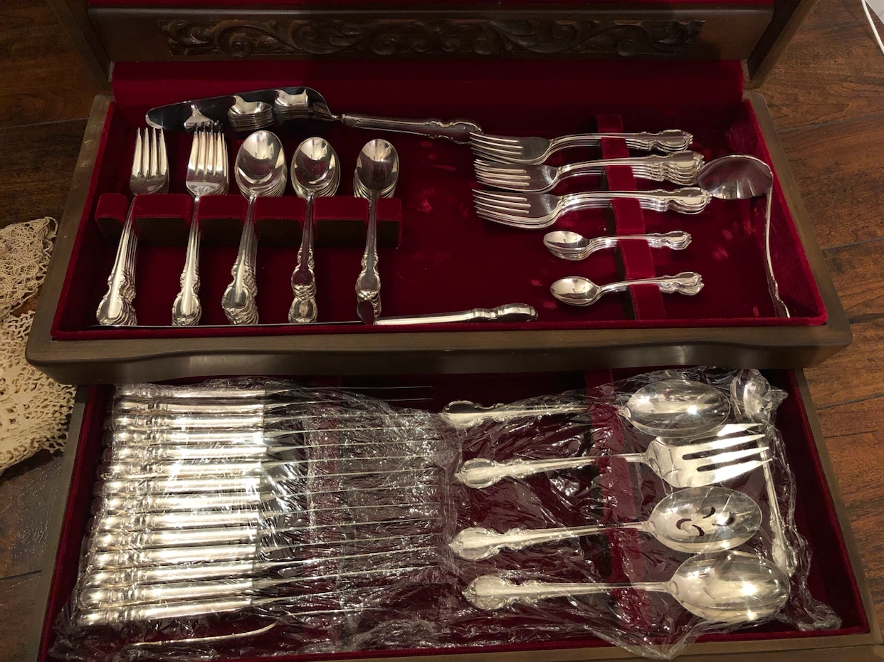 1847 Rogers bros Silverware 91 piece set - photo 5