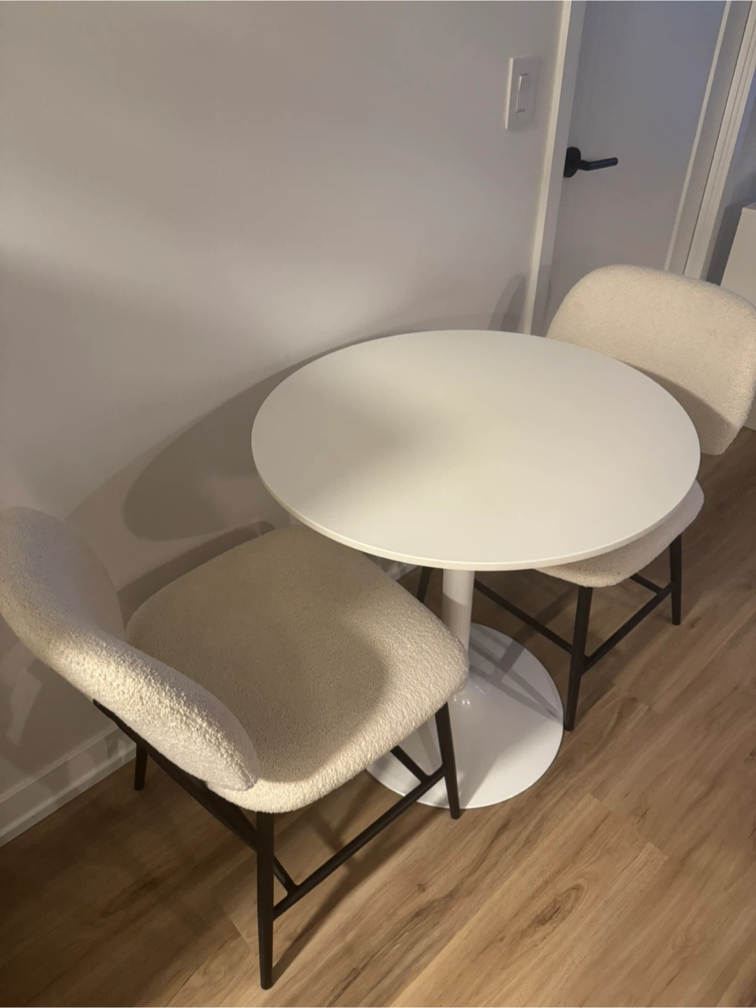 White Round Dining Table with 2 Boucle Chairs - photo 2