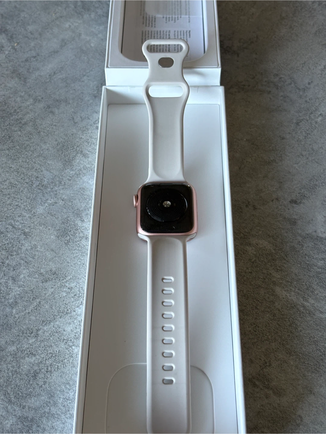 Apple Watch SE - 40mm - Rose Gold - photo 2