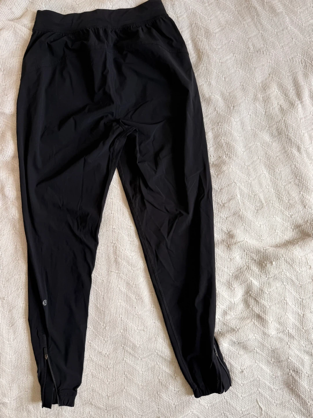 Lululemon Mid-Rise Jogger (Women) - Size 4- Black