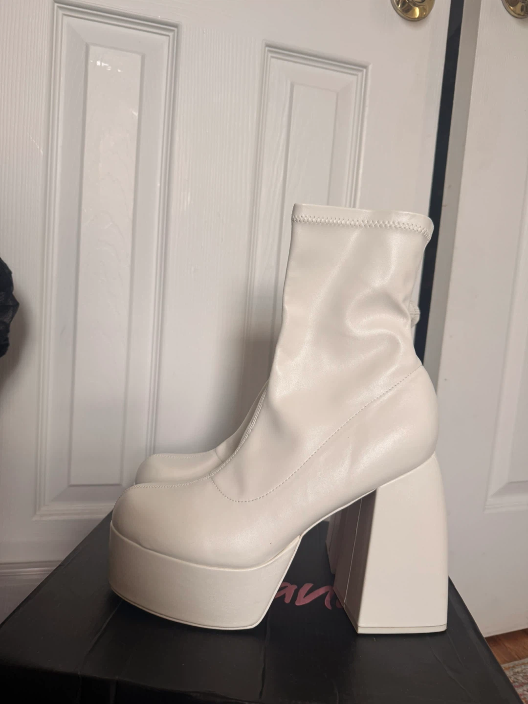 White Platform Chunky Heel Boots / Size 9 - photo 2