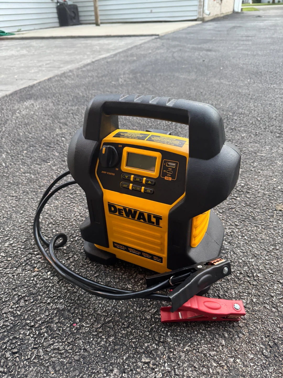 DeWalt Jump Starter with Digital Air Compressor - photo 3
