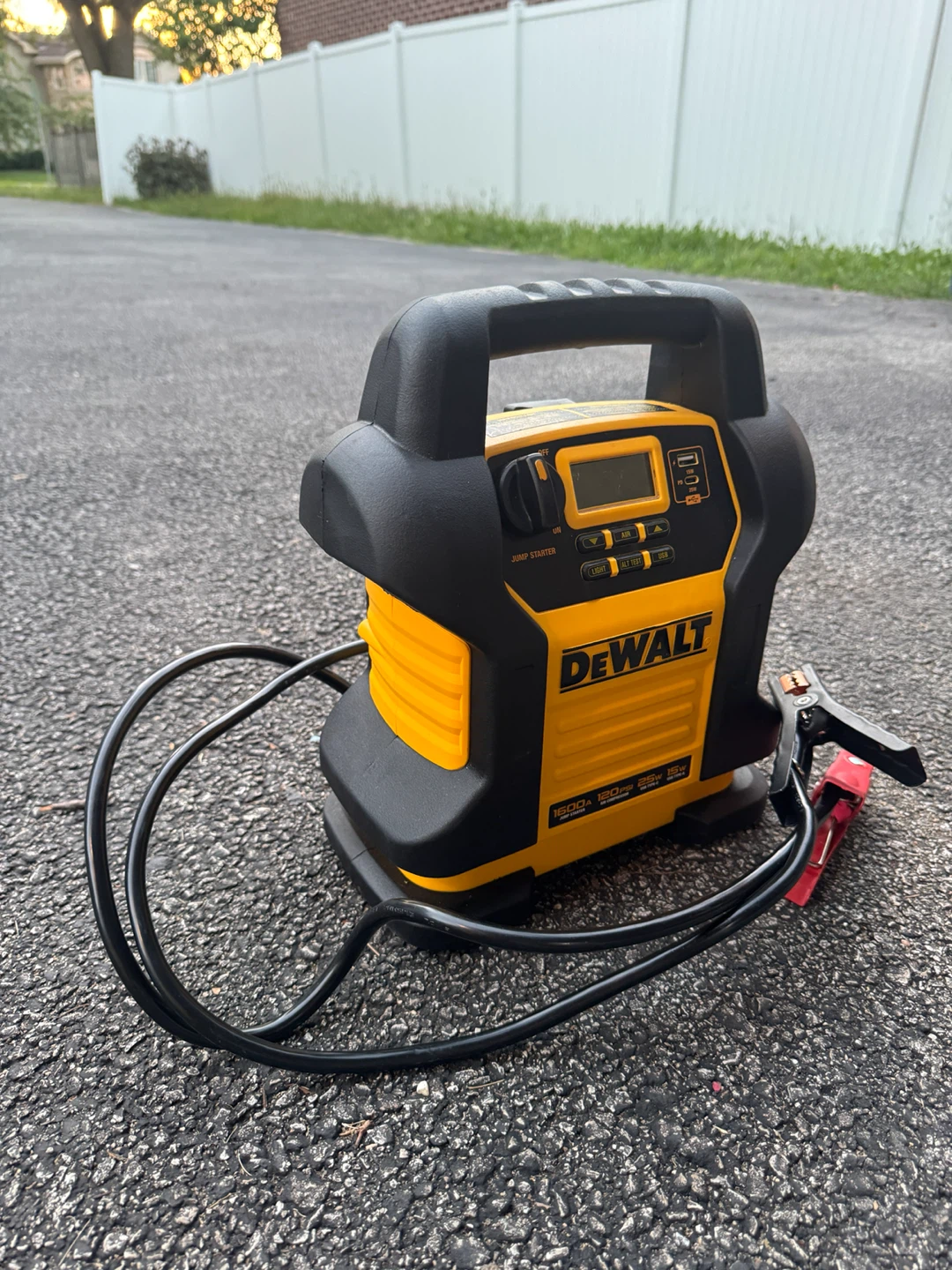 DeWalt Jump Starter with Digital Air Compressor - photo 4
