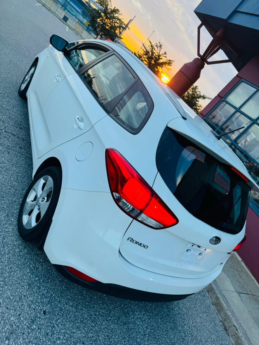 2014 Kia Rondo Sport , 7 seater ( LOW KM ) - photo 2