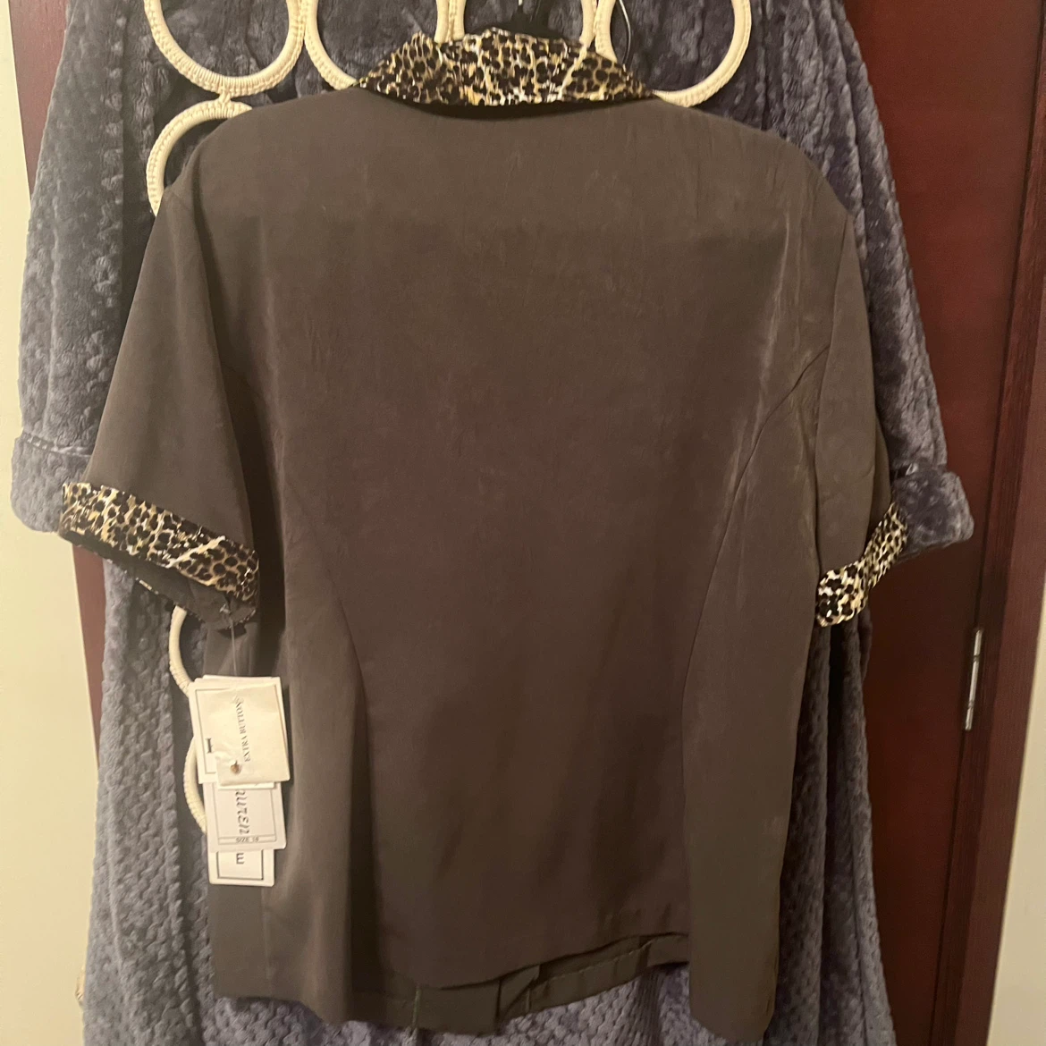 Betsy Lauren Women's Leopard Trim  Shirt Size 18 - photo 5