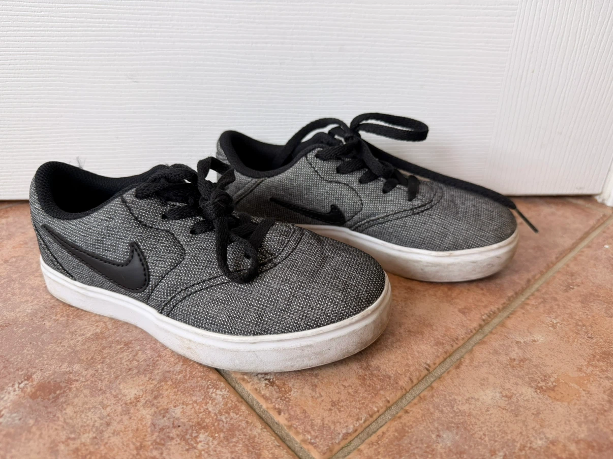 $5 for all!! Bundle of 4 pairs of Kids' Nike Shoes - photo 2
