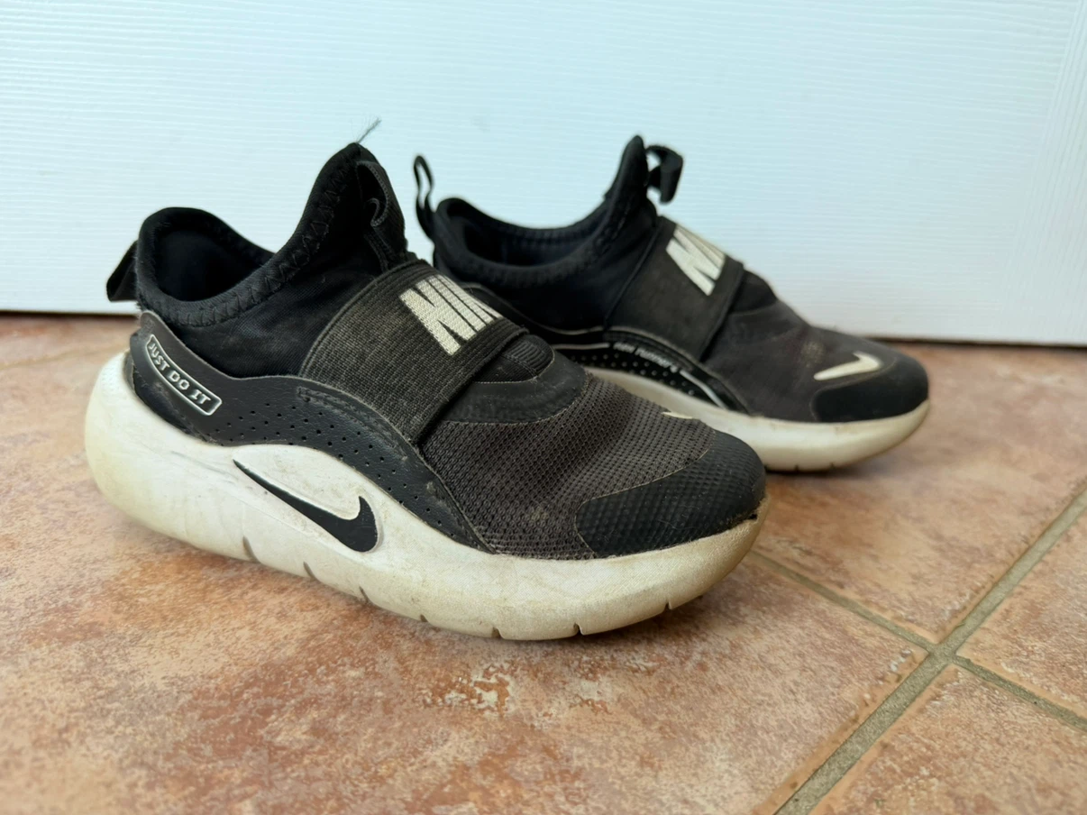 $5 for all!! Bundle of 4 pairs of Kids' Nike Shoes - photo 4