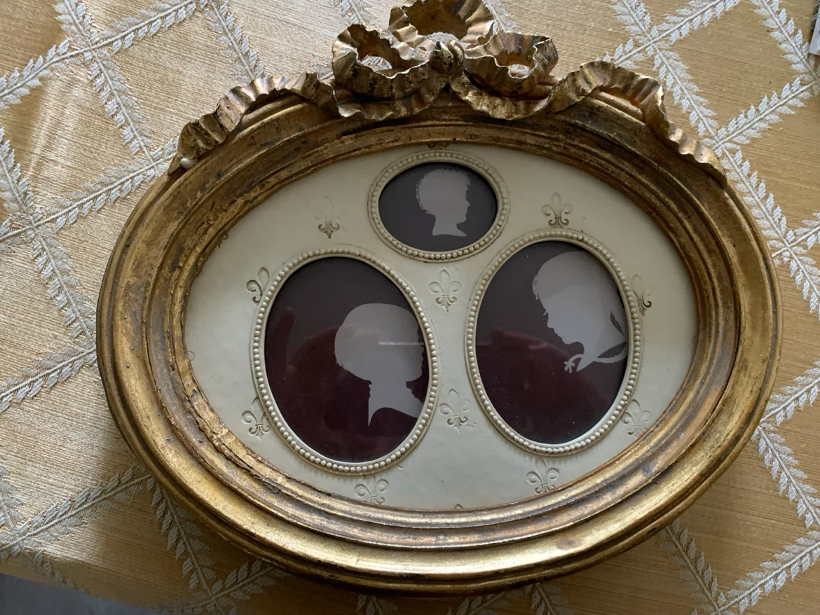 Ornate Oval Silhouette Picture Frame
