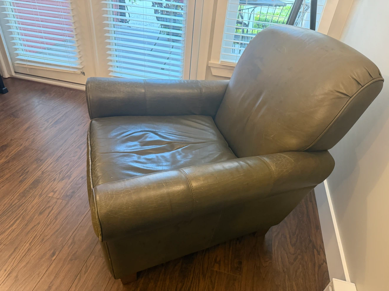 Green Leather Armchair - photo 2