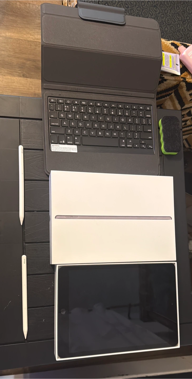 Apple iPad 8th Generation 32GB Apple Pencil’s and Keyboard Case