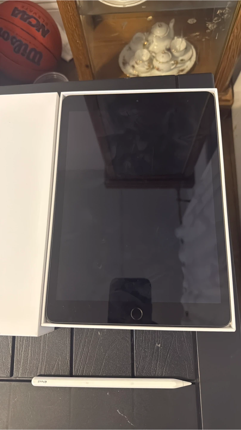 Apple iPad 8th Generation 32GB Apple Pencil’s and Keyboard Case - photo 2