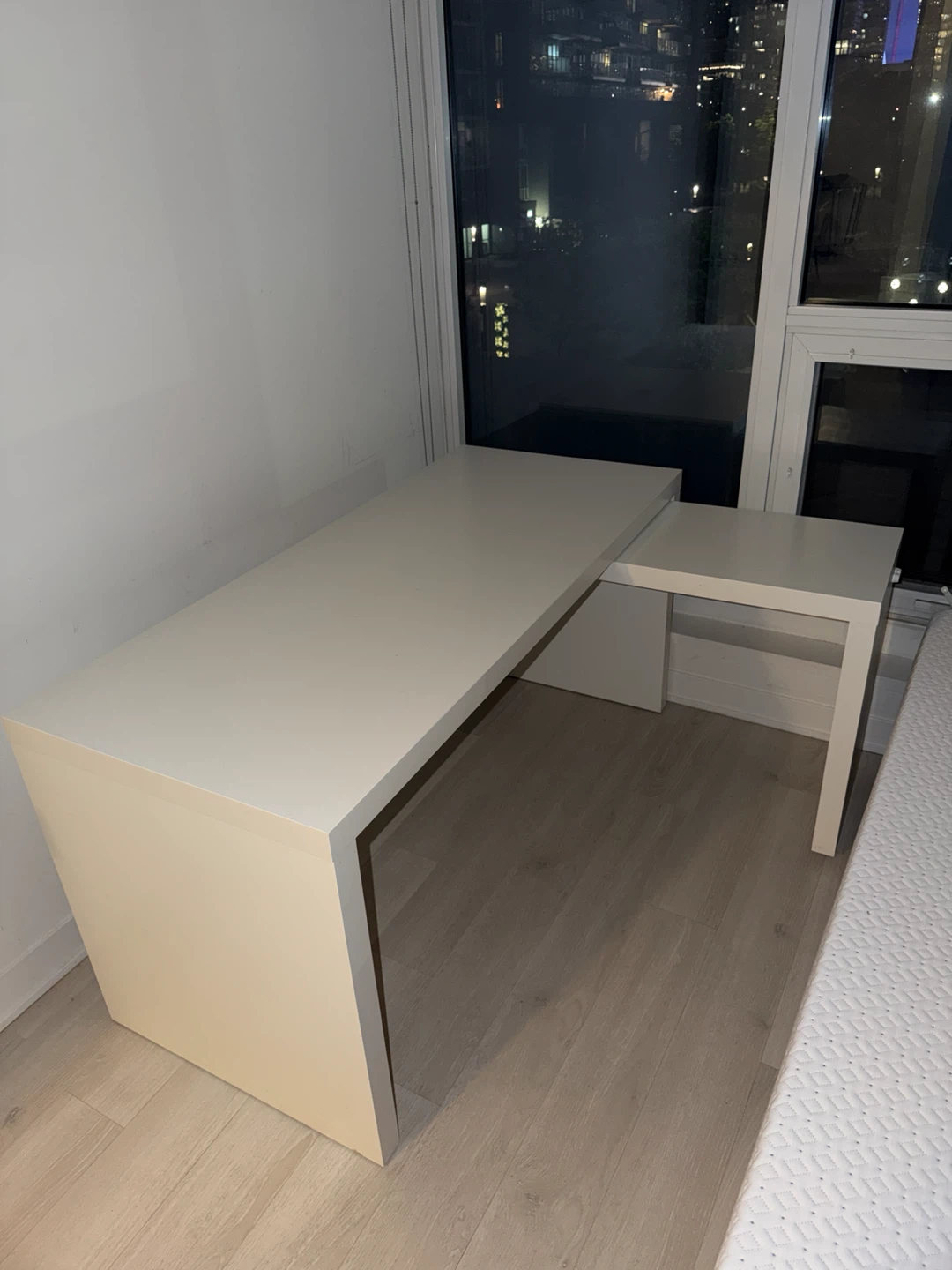 White Desk with Extendable Arm