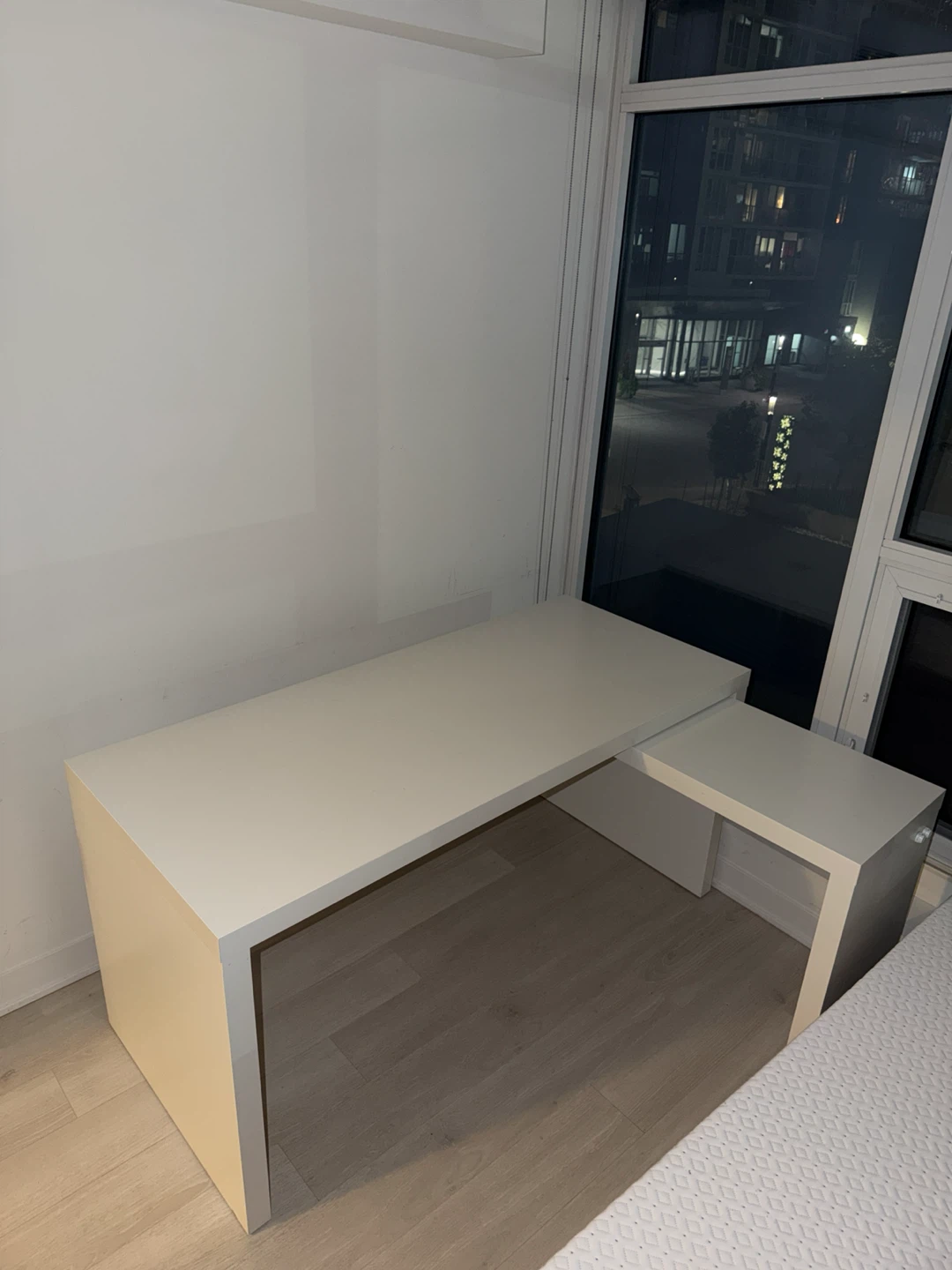 White Desk with Extendable Arm - photo 2