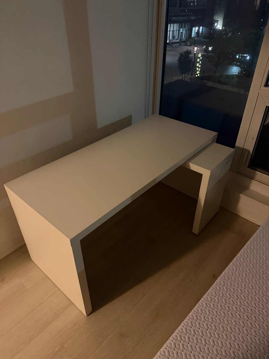 White Desk with Extendable Arm - photo 3