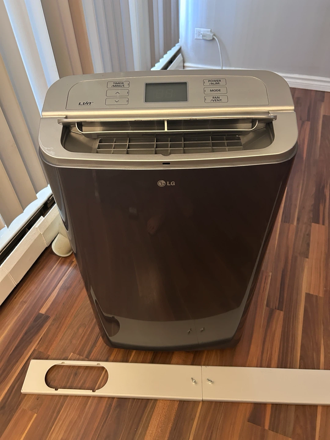 LG 13,000 BTU Portable Air Conditioner(Includes remote control)