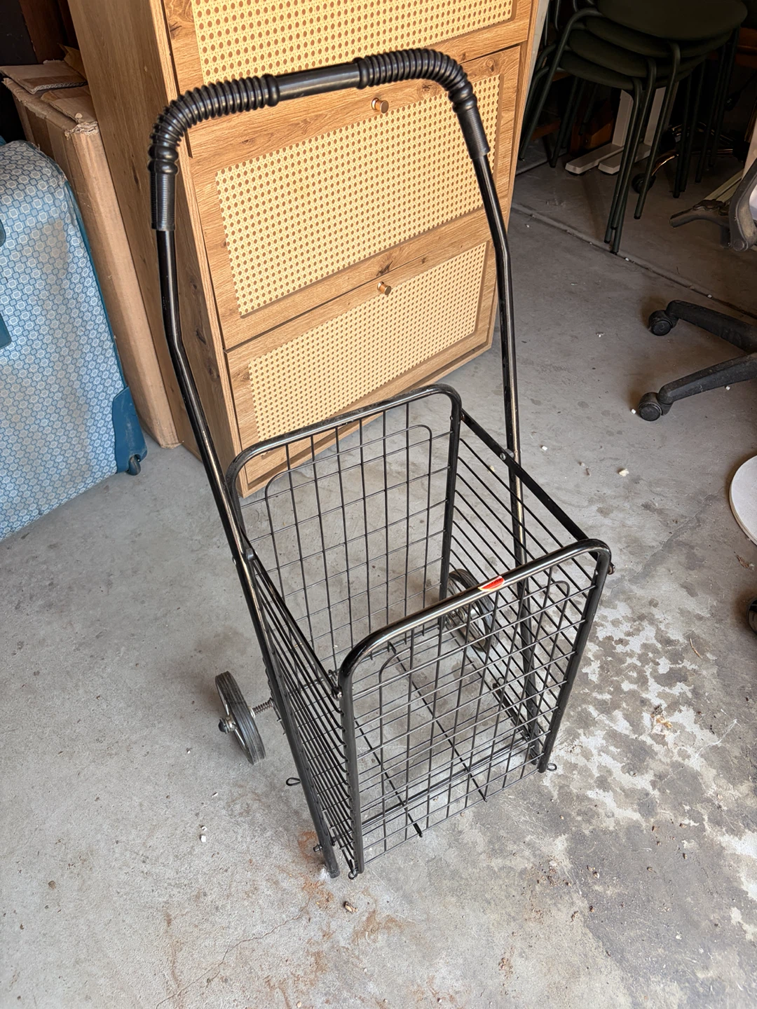 Black Metal Shopping Cart