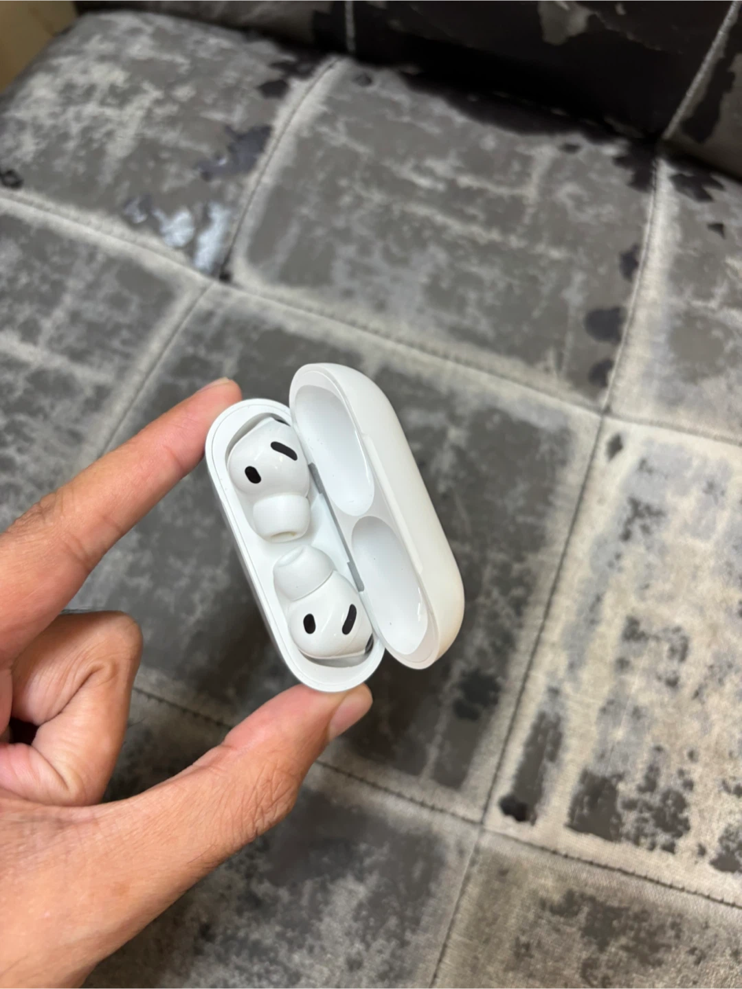 Apple AirPods Pro (2nd Gen) Charging Case - photo 2