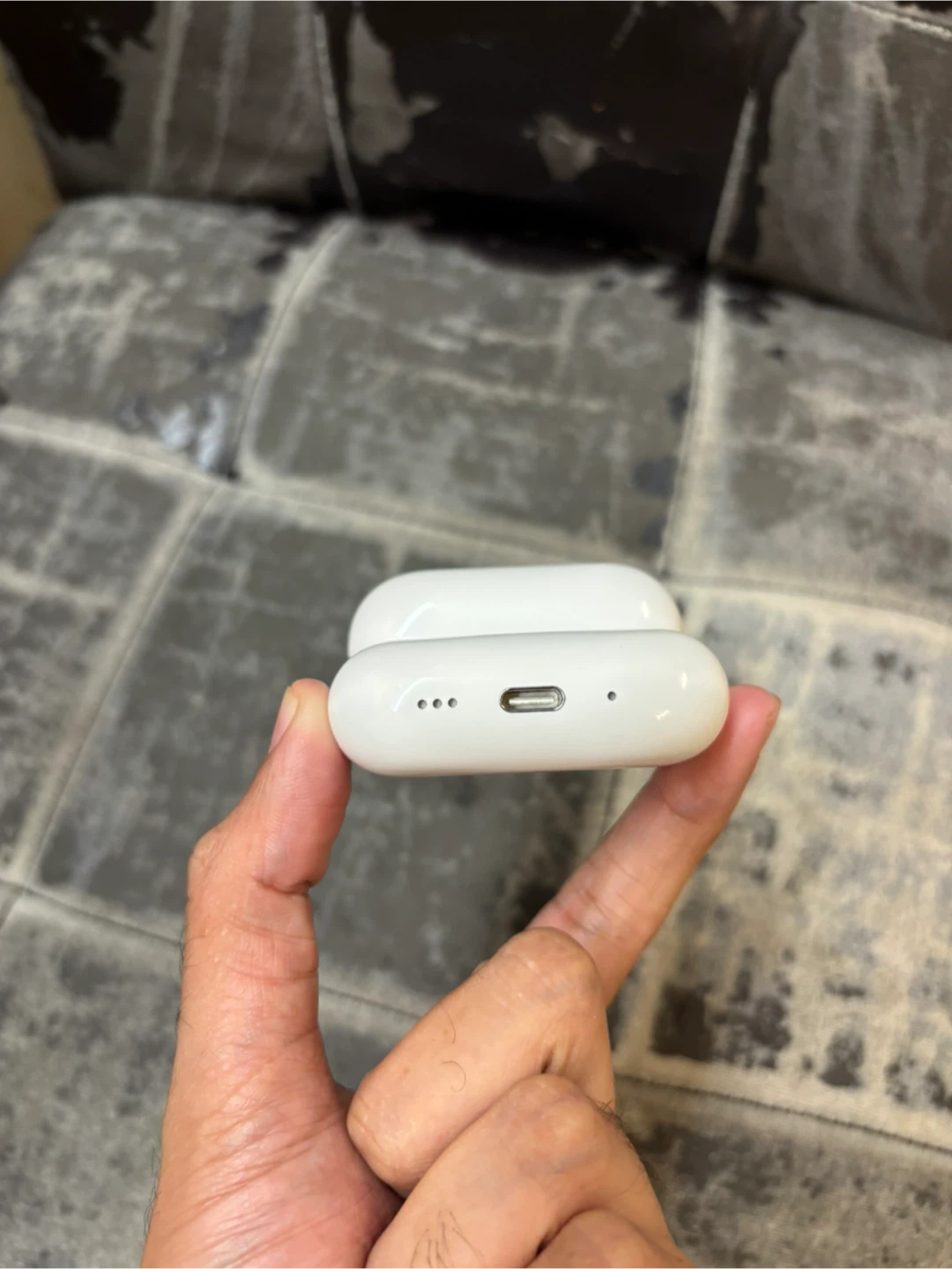 Apple AirPods Pro (2nd Gen) Charging Case - photo 3