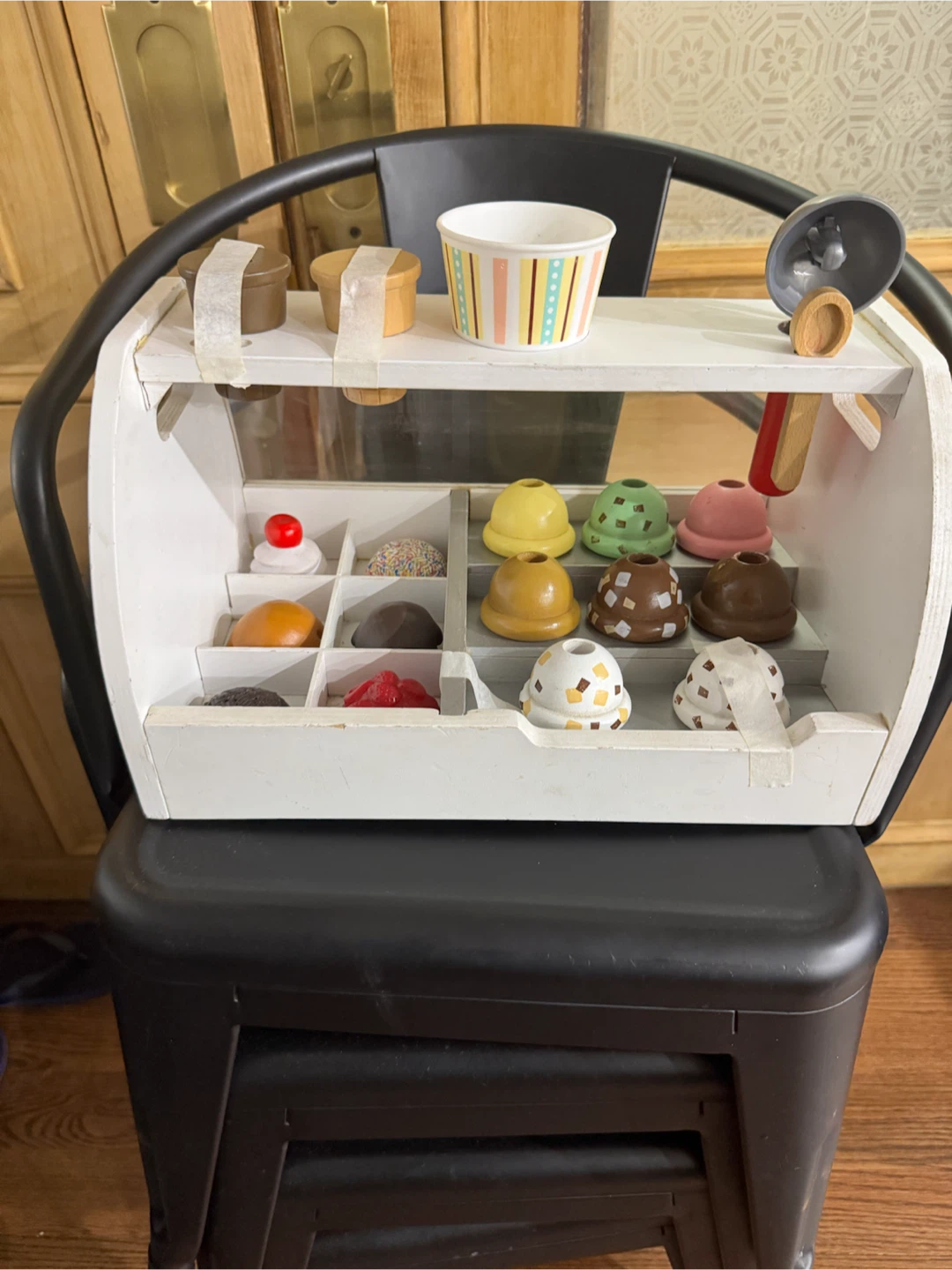 Melissa & Doug Wooden Scoop & Serve Ice Cream Counter - photo 4