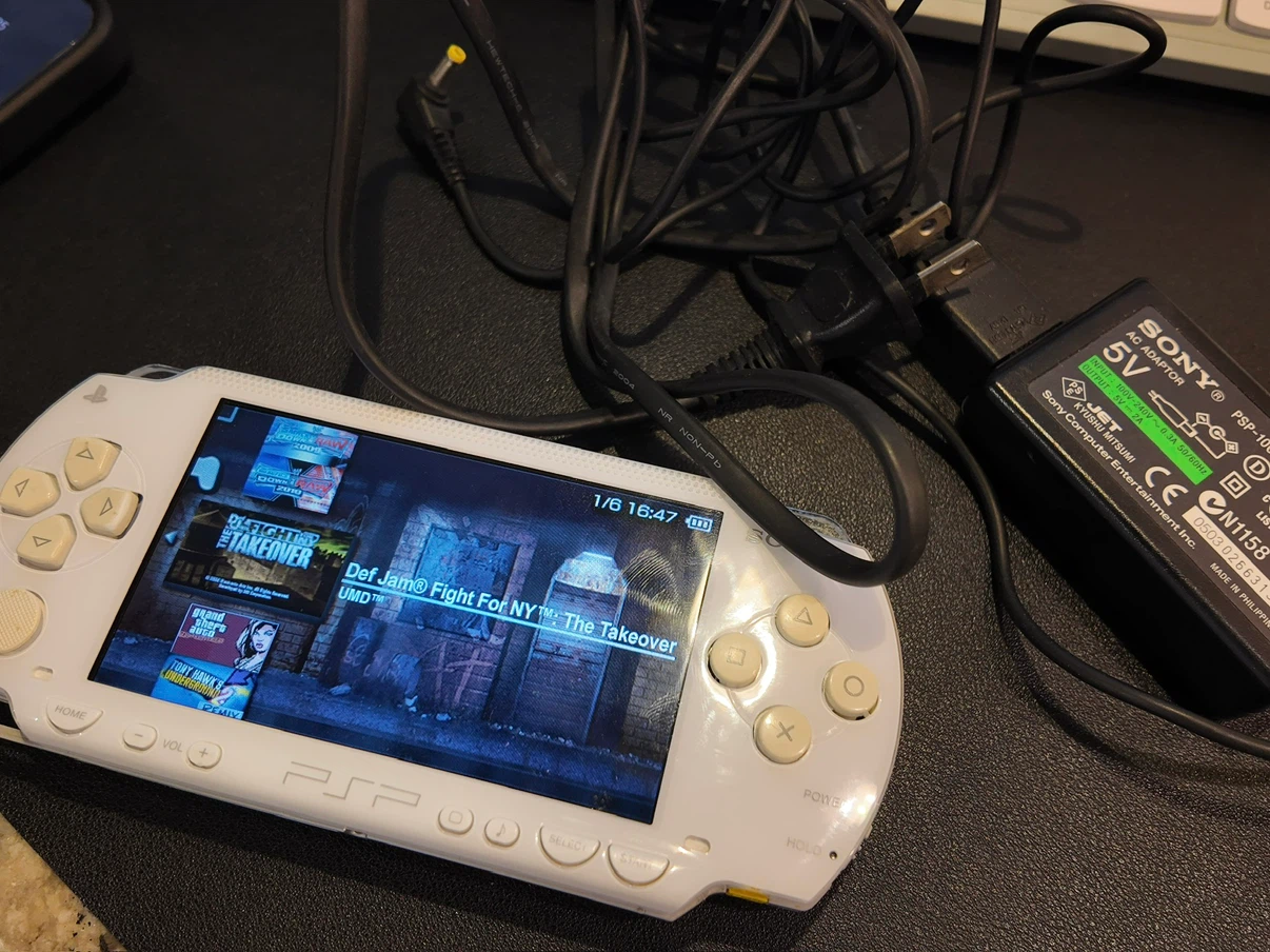 *bad UMD* White Sony PSP 1000 w/  600+ games