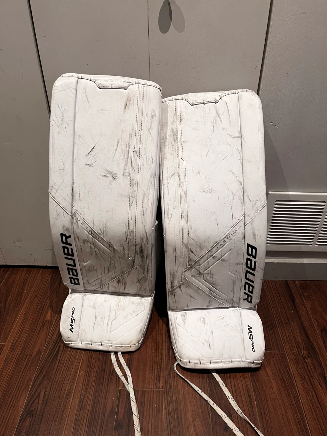Bauer Supreme M5 Pro leg pads