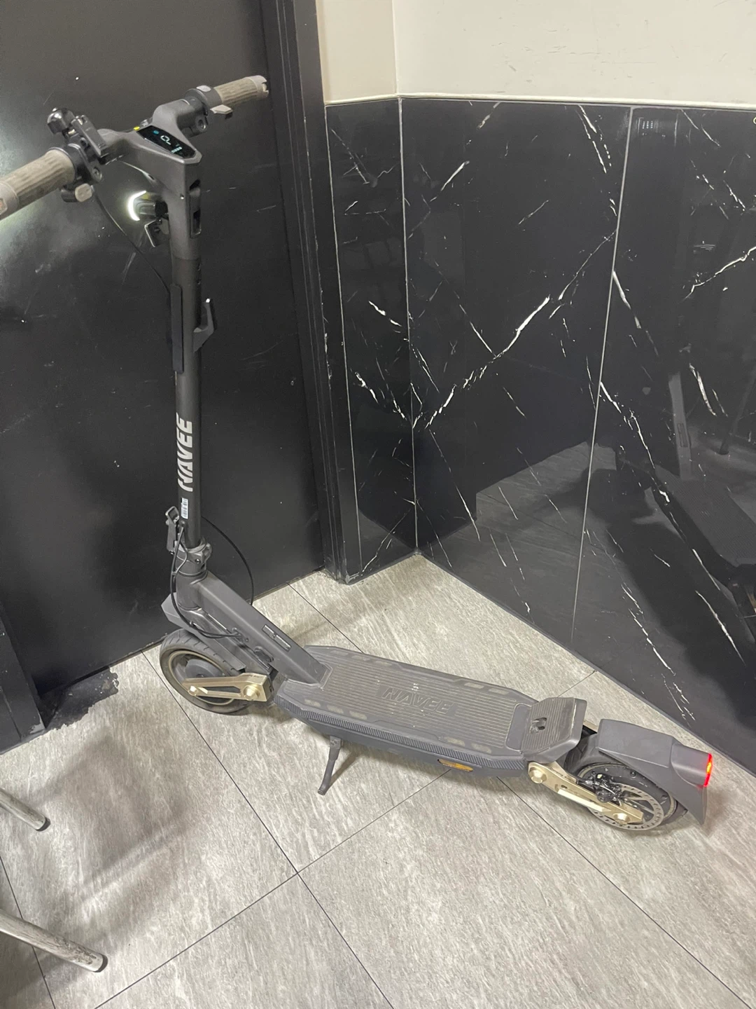 NAVEE Electric Scooter