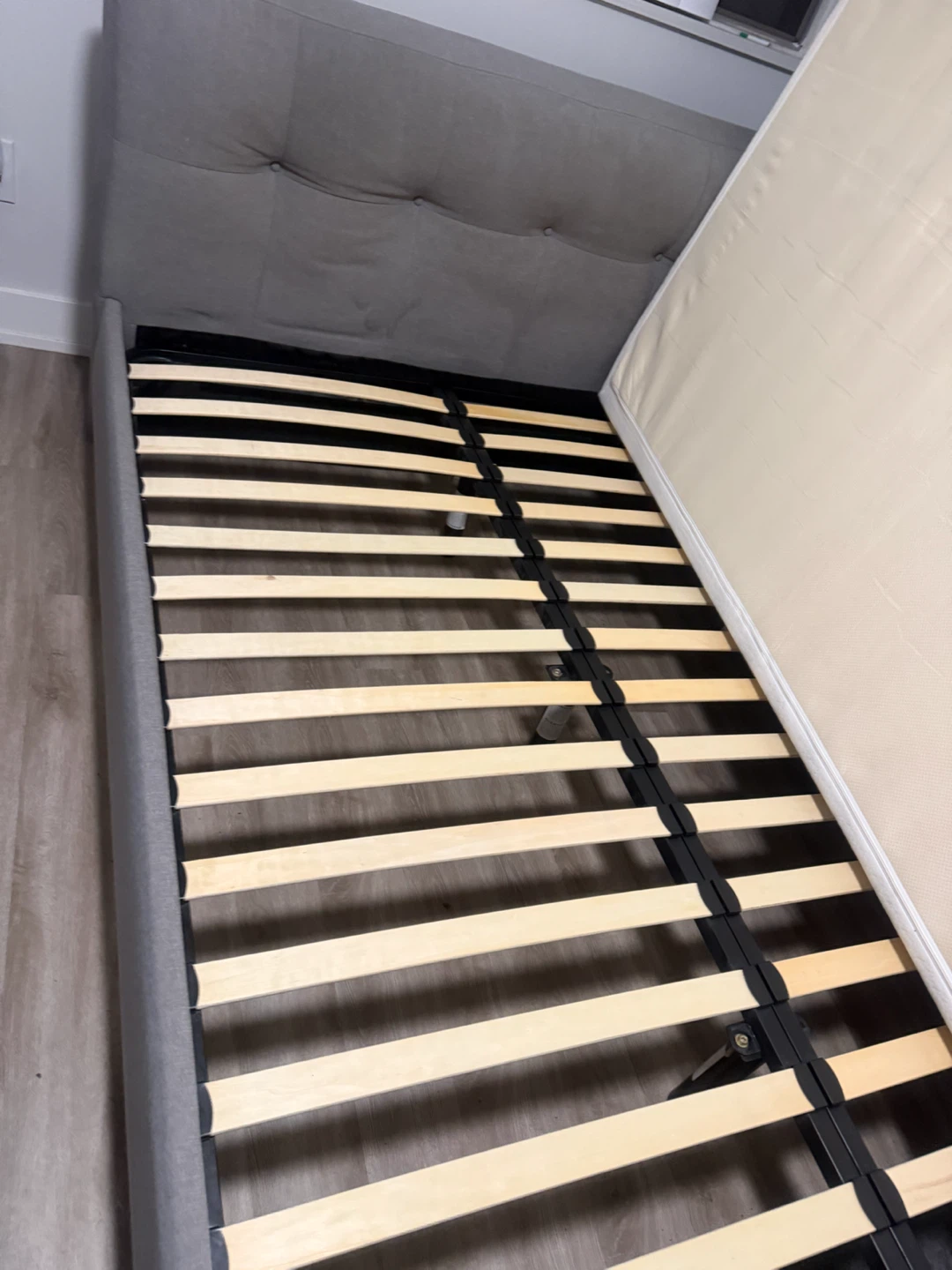 Selling  queens bed