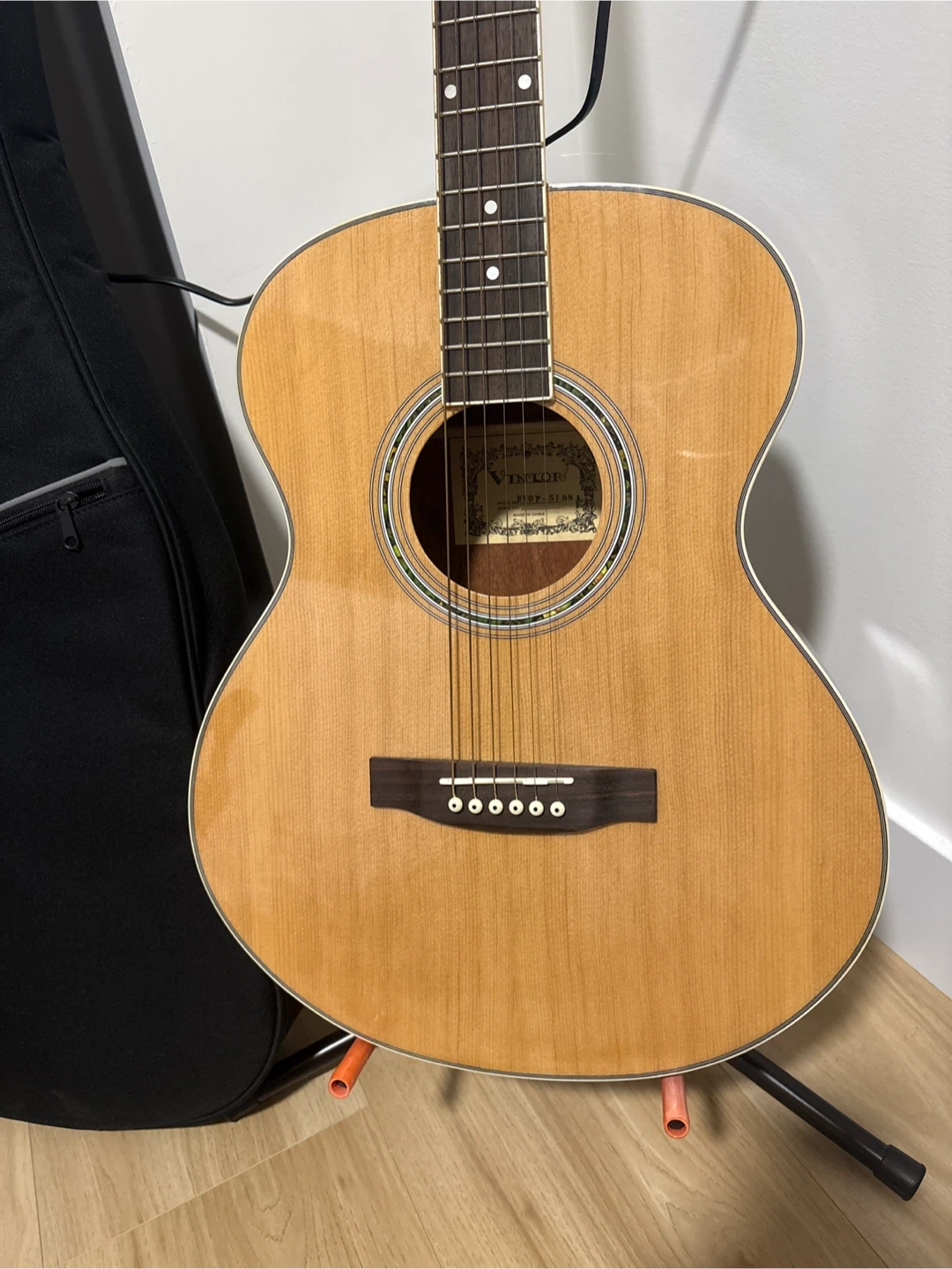 VINTOR acoustic guitar with a soft padded rouge bag - photo 2