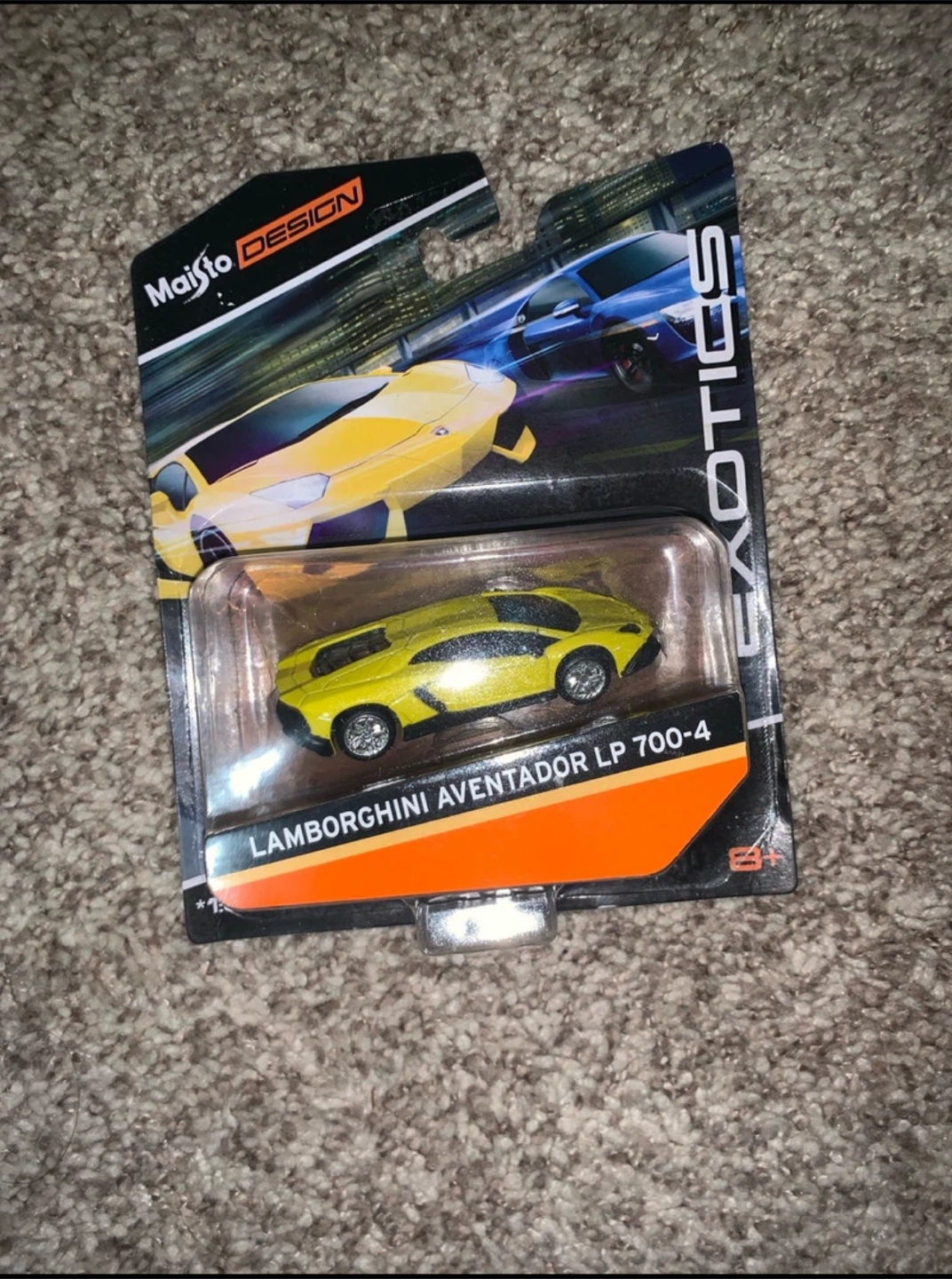 Maisto Design Lamborghini Aventador LP 700-4 Die-Cast Car
