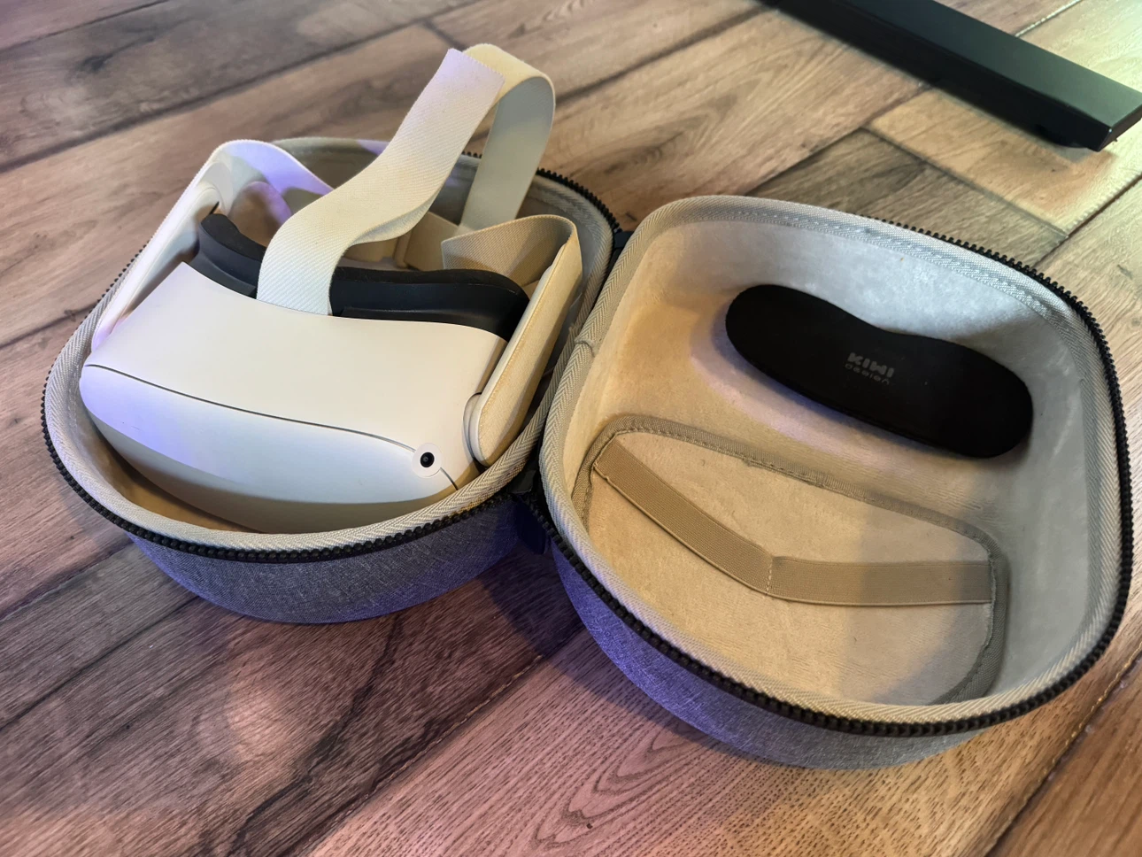 Oculus Quest 2 VR Headset with Controllers and Case - photo 2