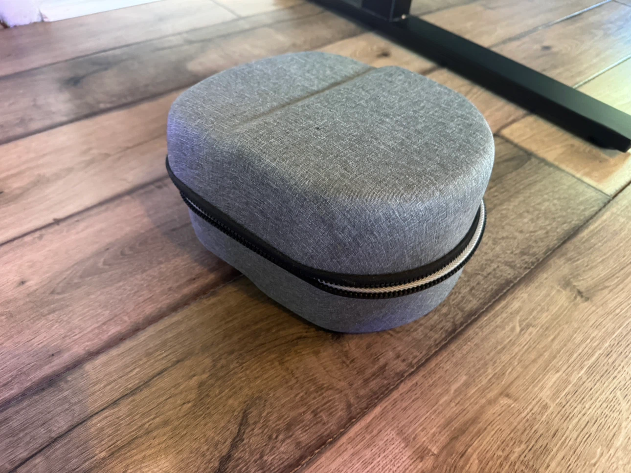 Oculus Quest 2 VR Headset with Controllers and Case - photo 4