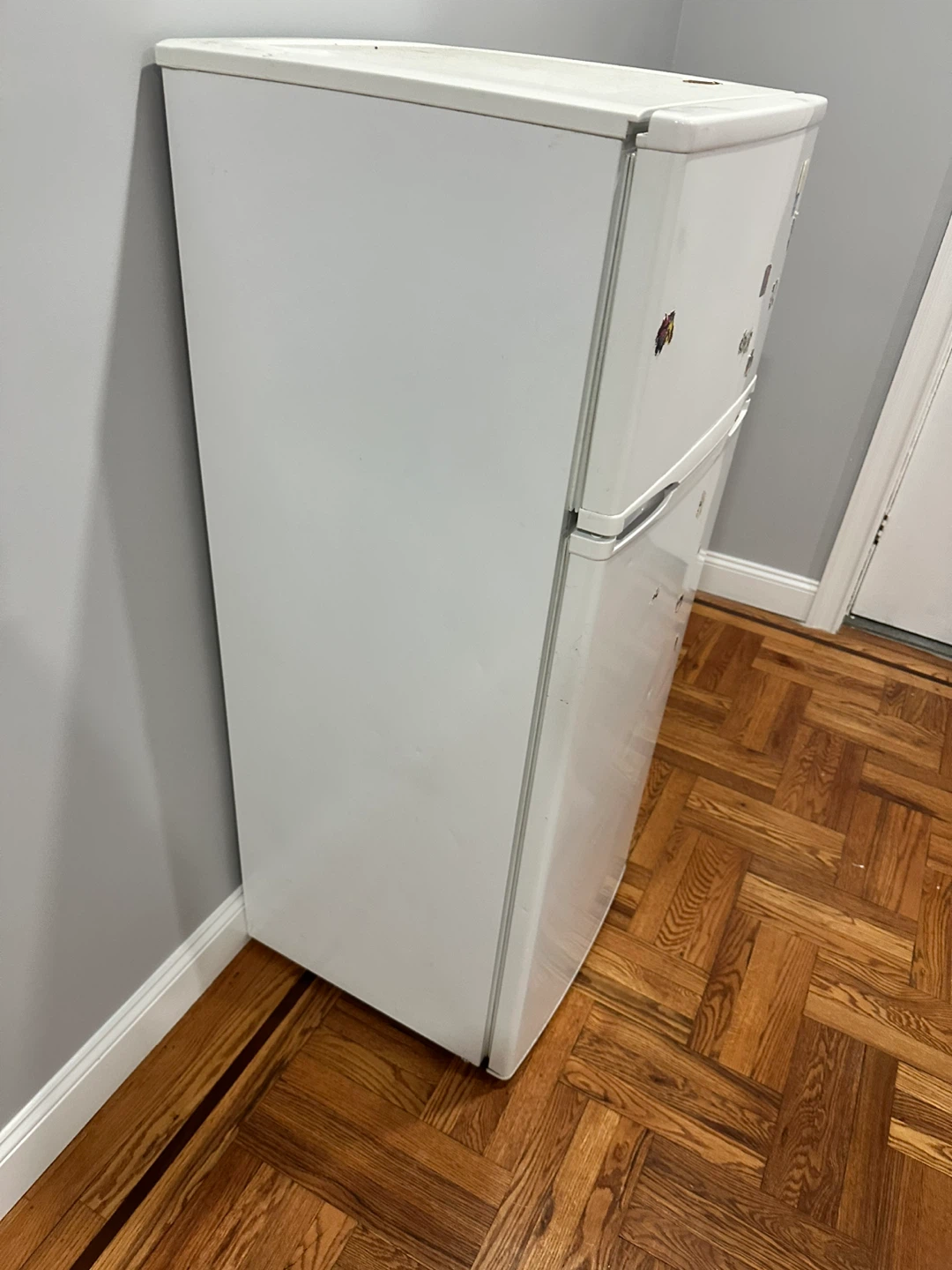 White Top Freezer Refrigerator - photo 2