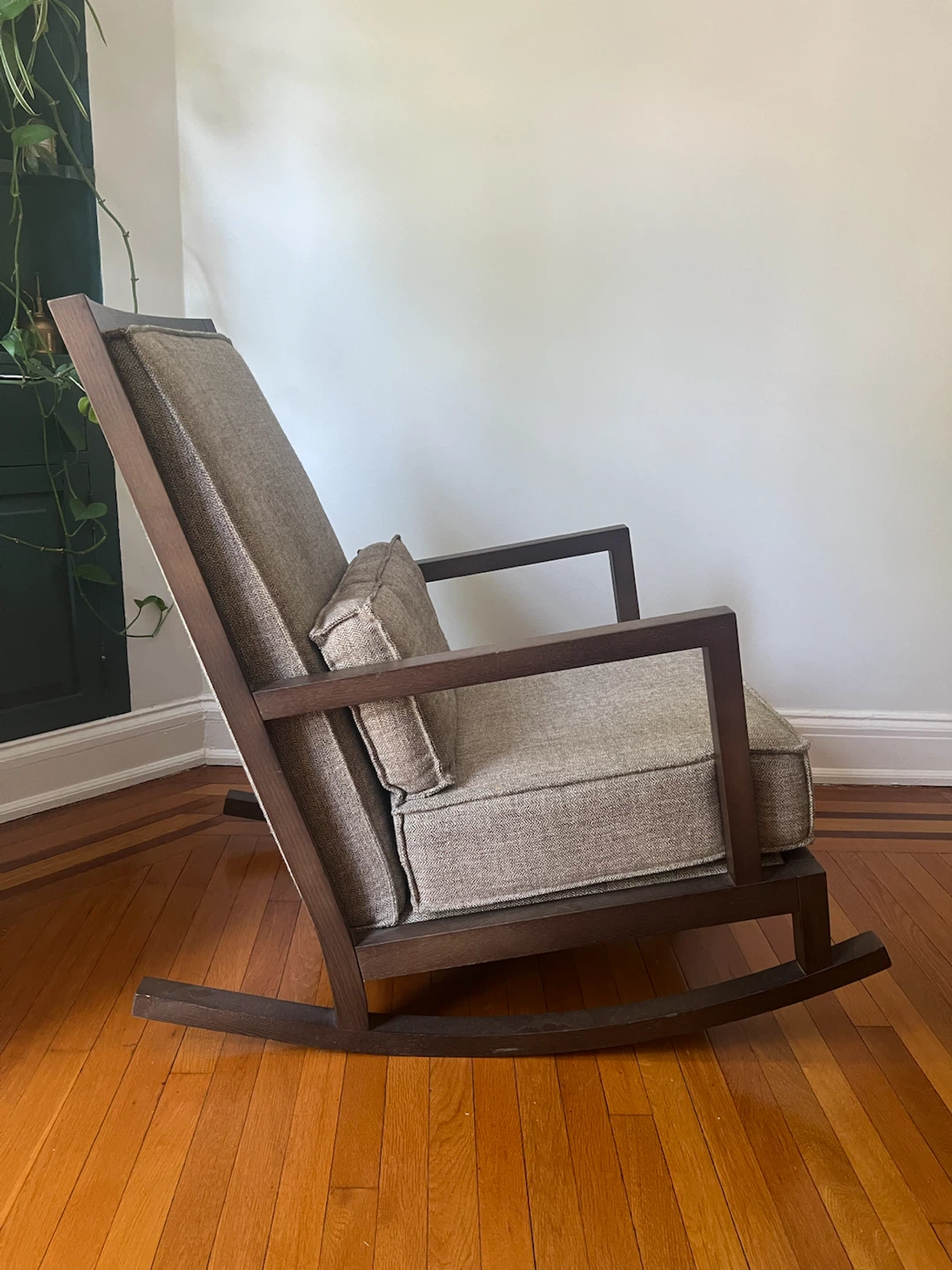 Modern Upholstered Rocking Chair - Wood Frame - photo 4