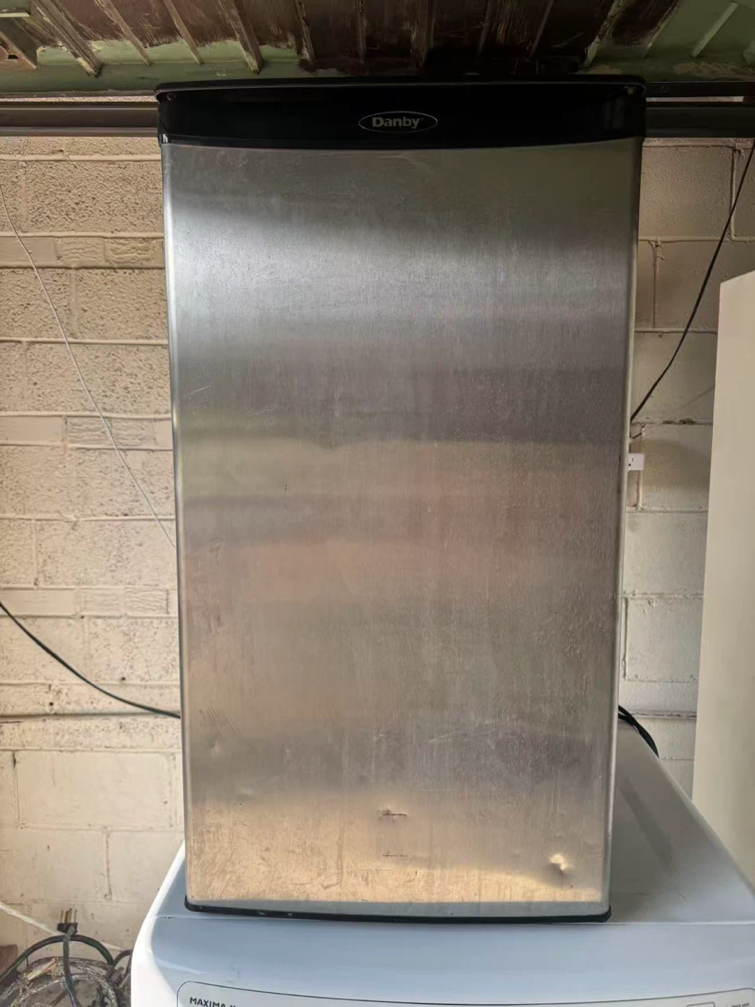 Good condition Danny mini fridge $90 - photo 3