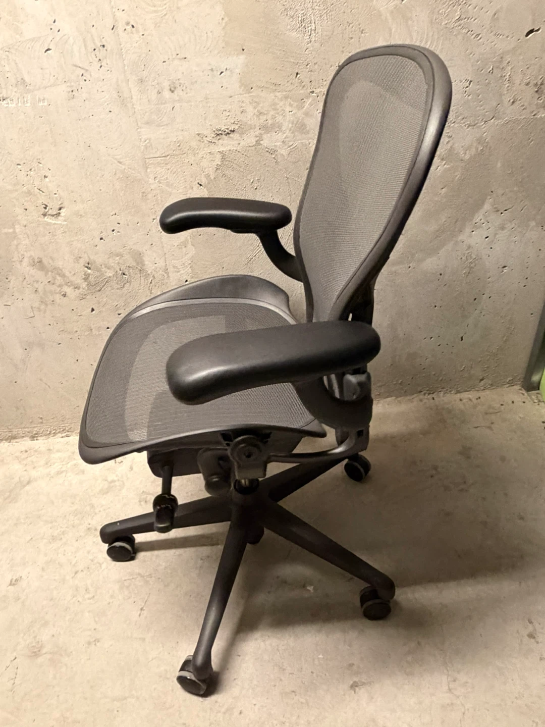 Herman Miller Aeron Chair - photo 3