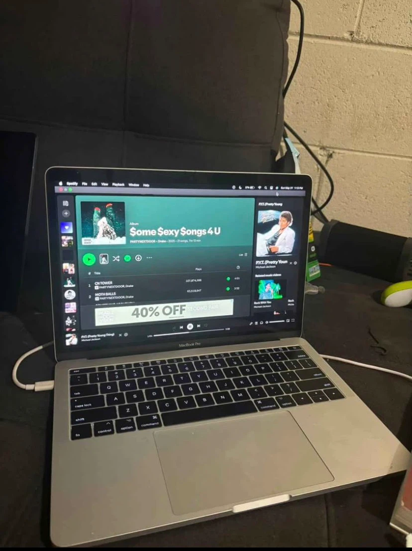SCREEN BROKEN MacBook Pro 13-inch 2017