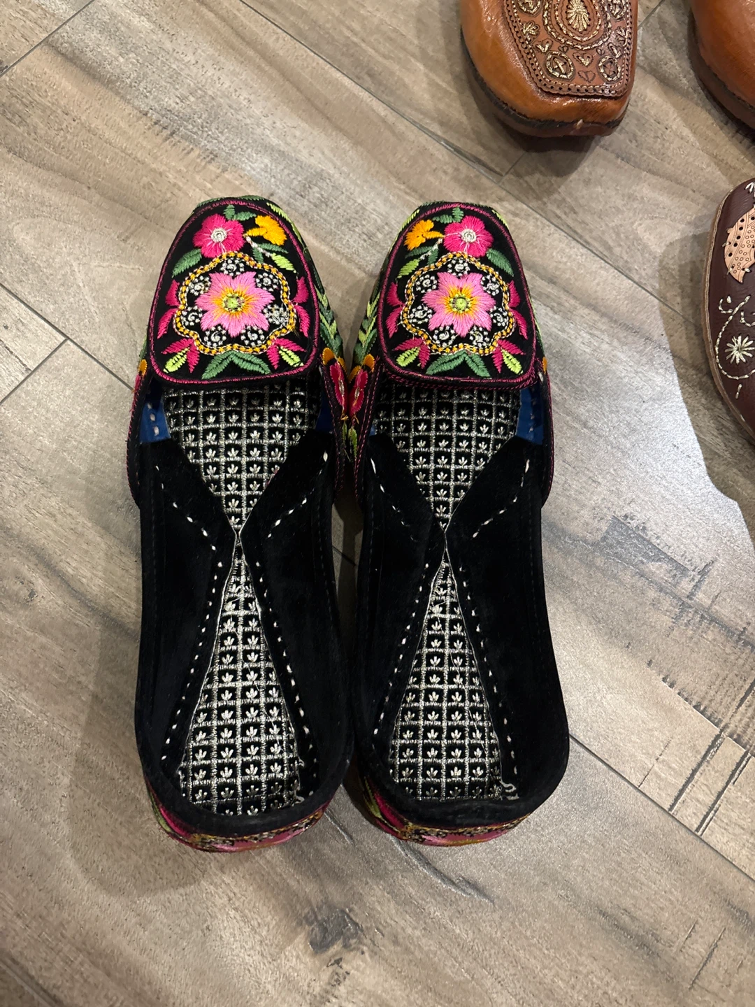 Embroidered Juttis Shoes - photo 2