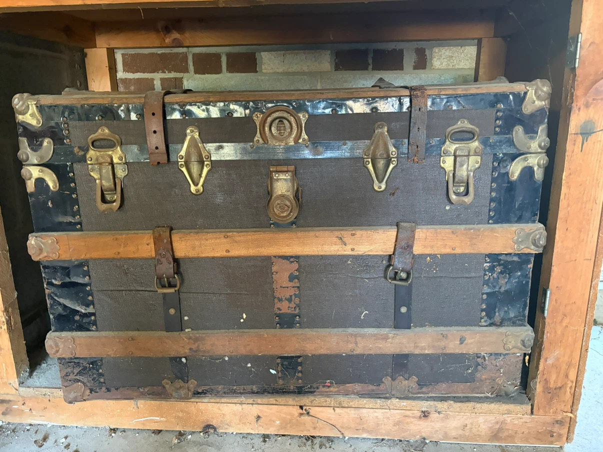 Vintage Steamer Trunk - photo 2