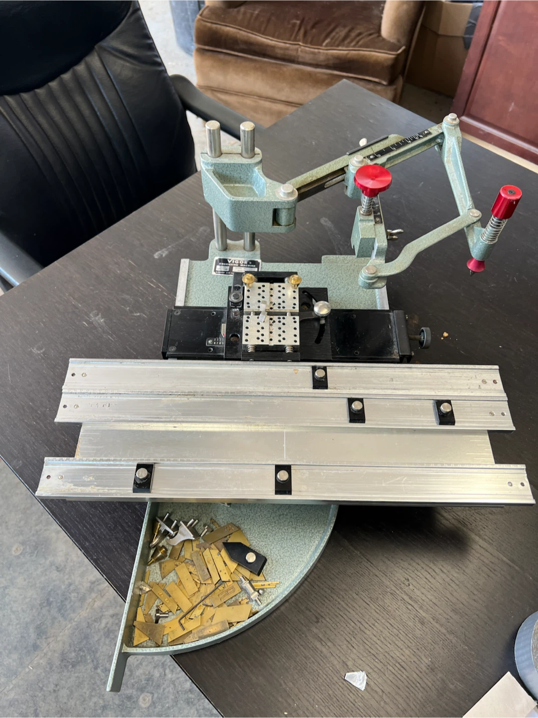 Vigor EN-775B Engraving Machine (with templates)