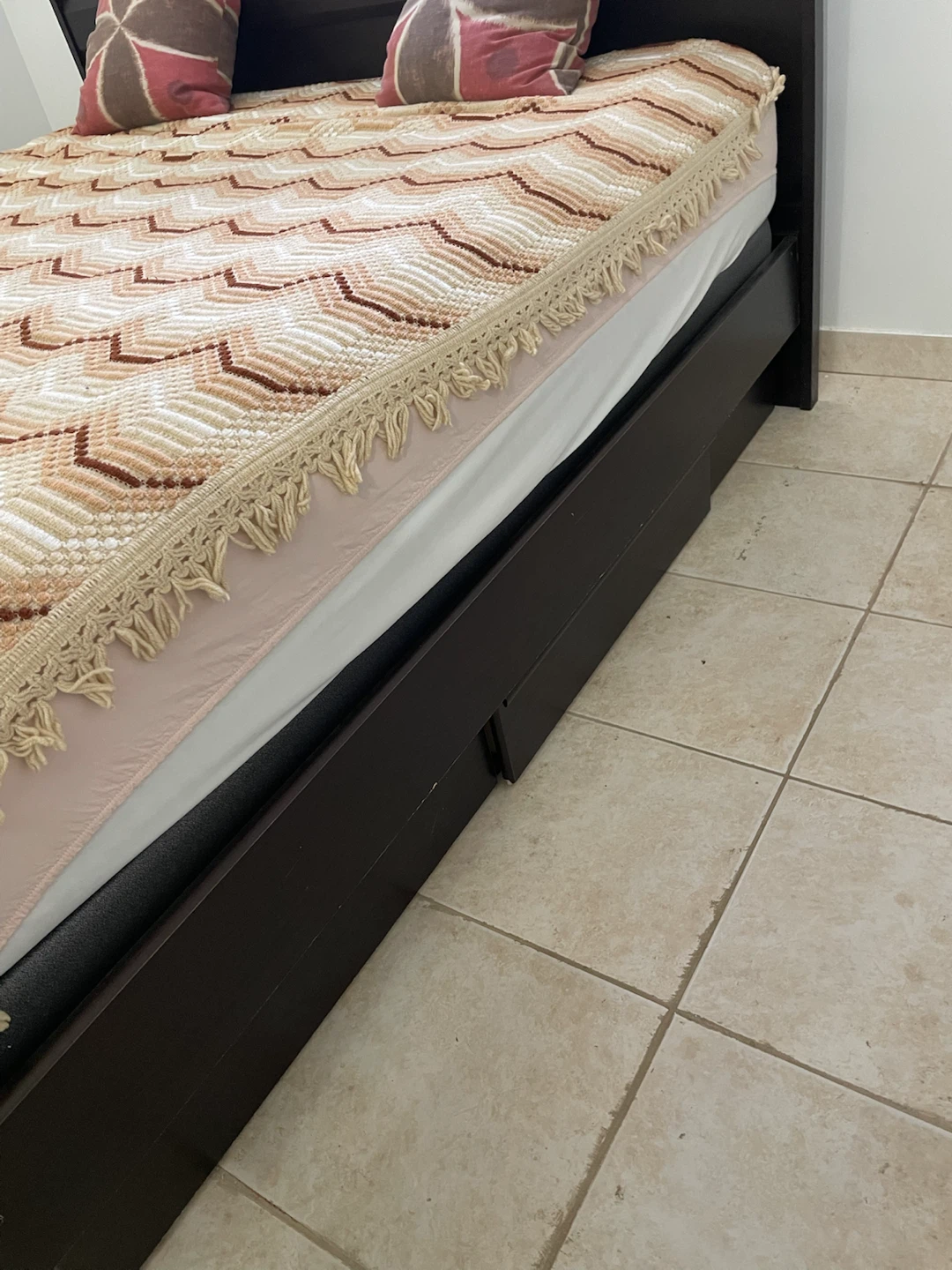 Leons Dark brown Wood king Bed with 4 Storage new mattress - photo 2